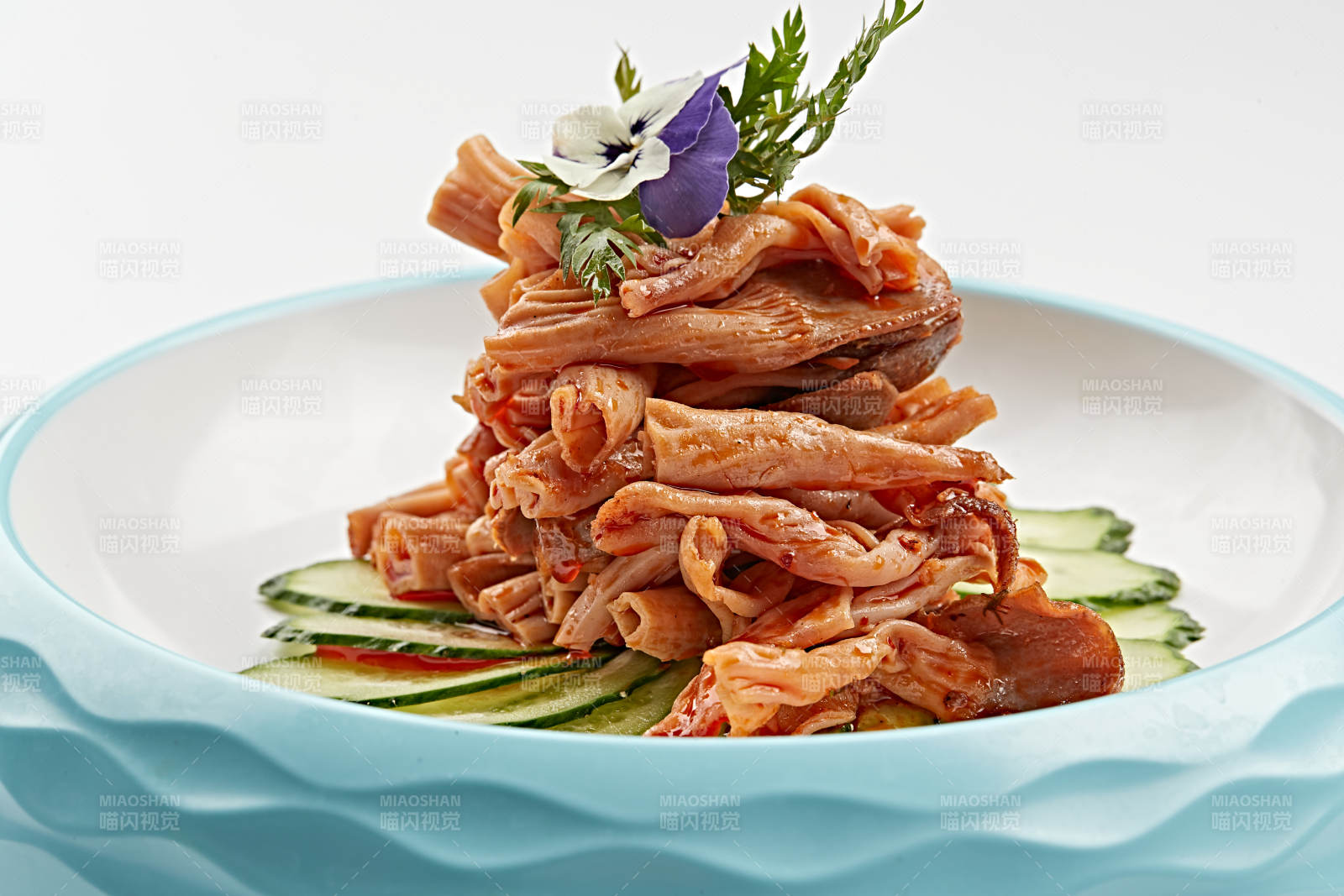 精美餐具装的香辣鸭板肠图片