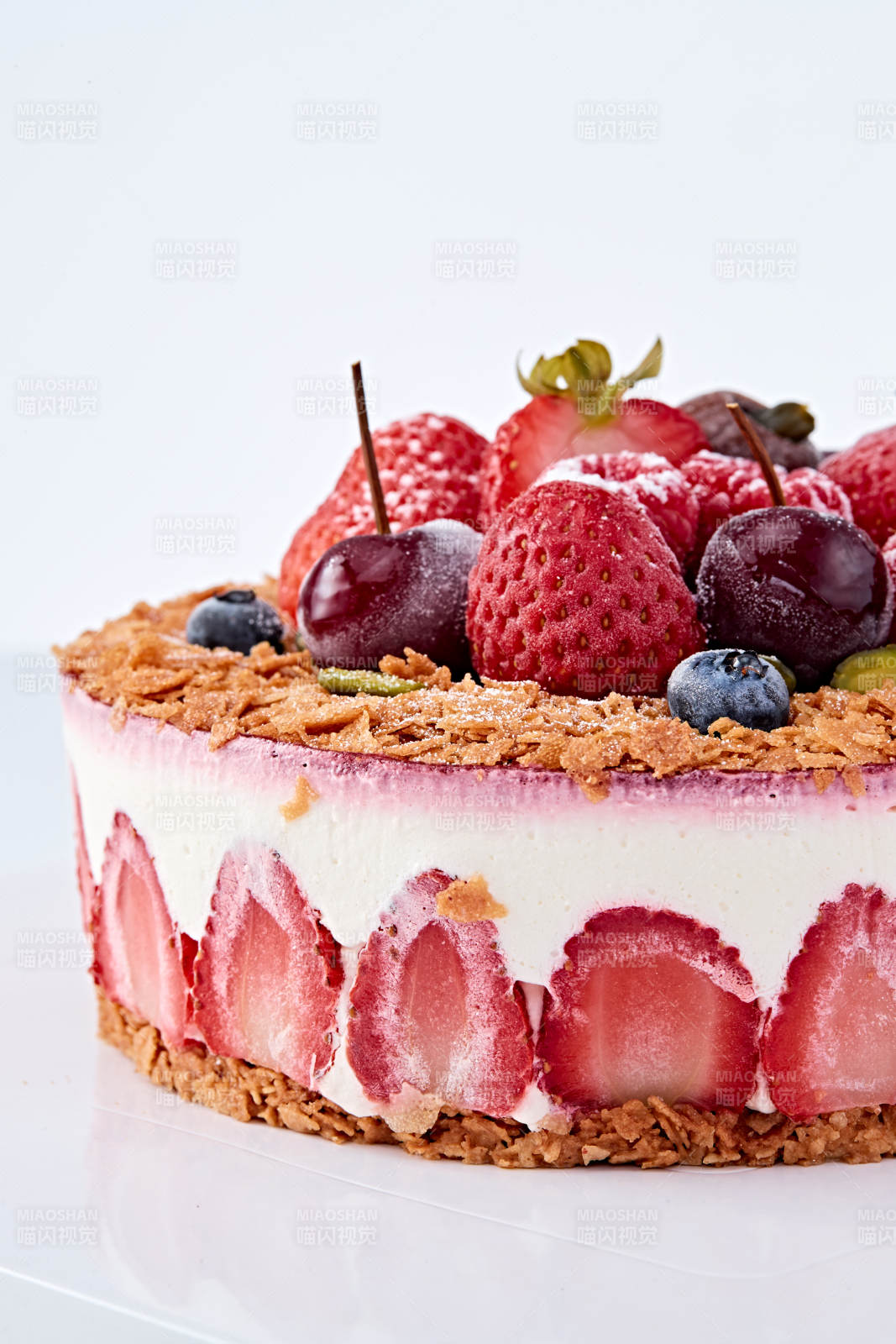 鲜水果点缀的鲜奶慕斯草莓烤坚果生日蛋糕图片