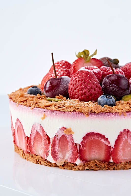 鲜水果点缀的鲜奶慕斯草莓烤坚果生日蛋糕图片