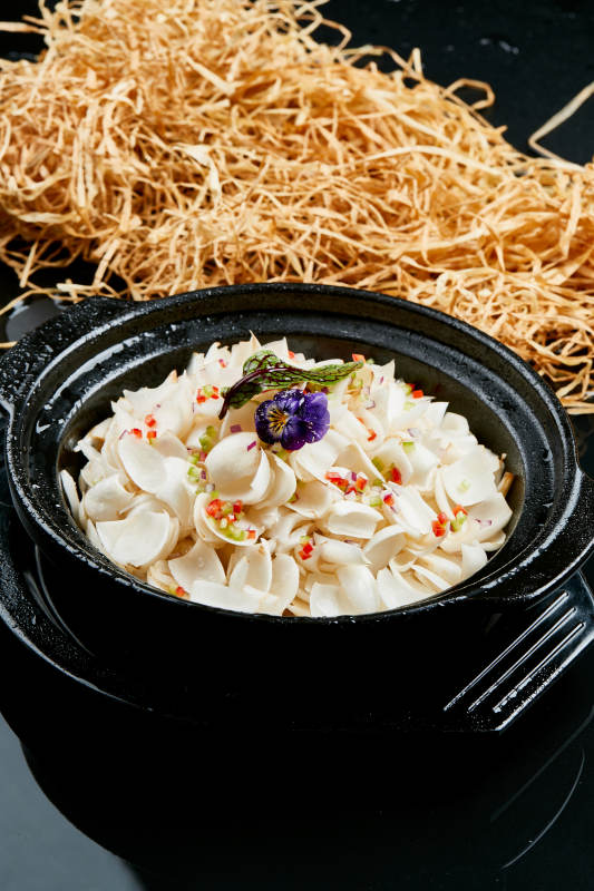 黑色砂锅装的浓汤百合砂锅煲图片