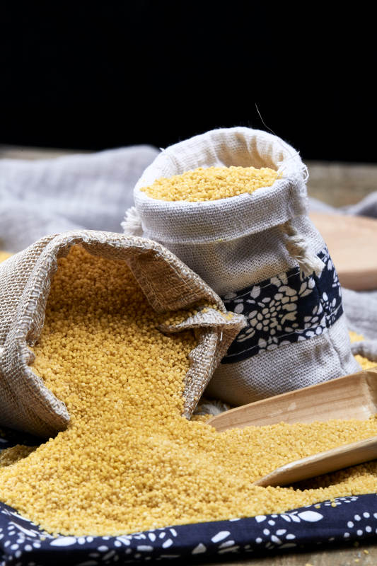 质量上乘的金黄小米粟米图片