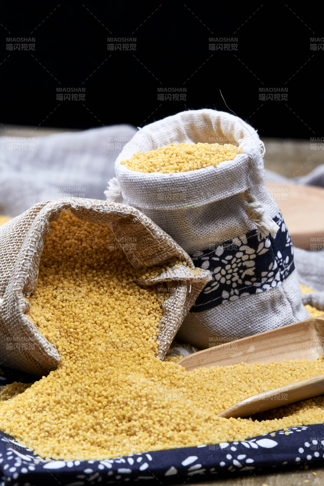 质量上乘的金黄小米粟米图片