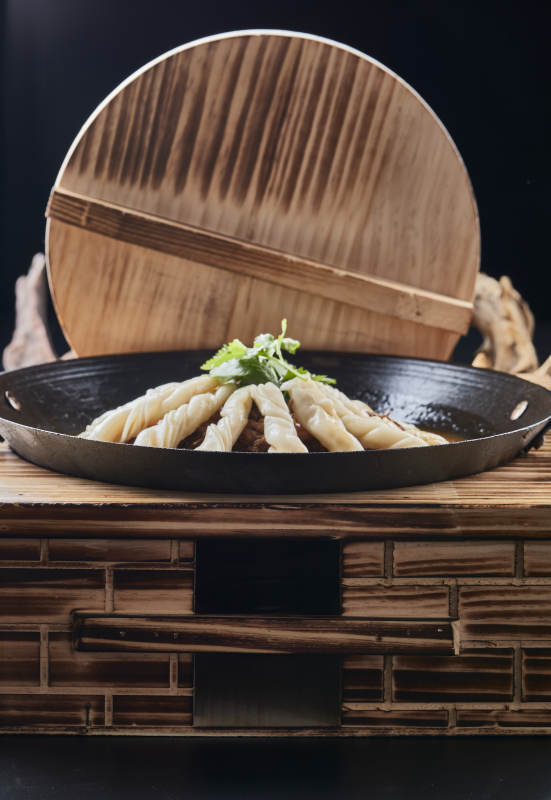 精美餐具装的铁锅炖柴鸡块配面花卷棍儿图片