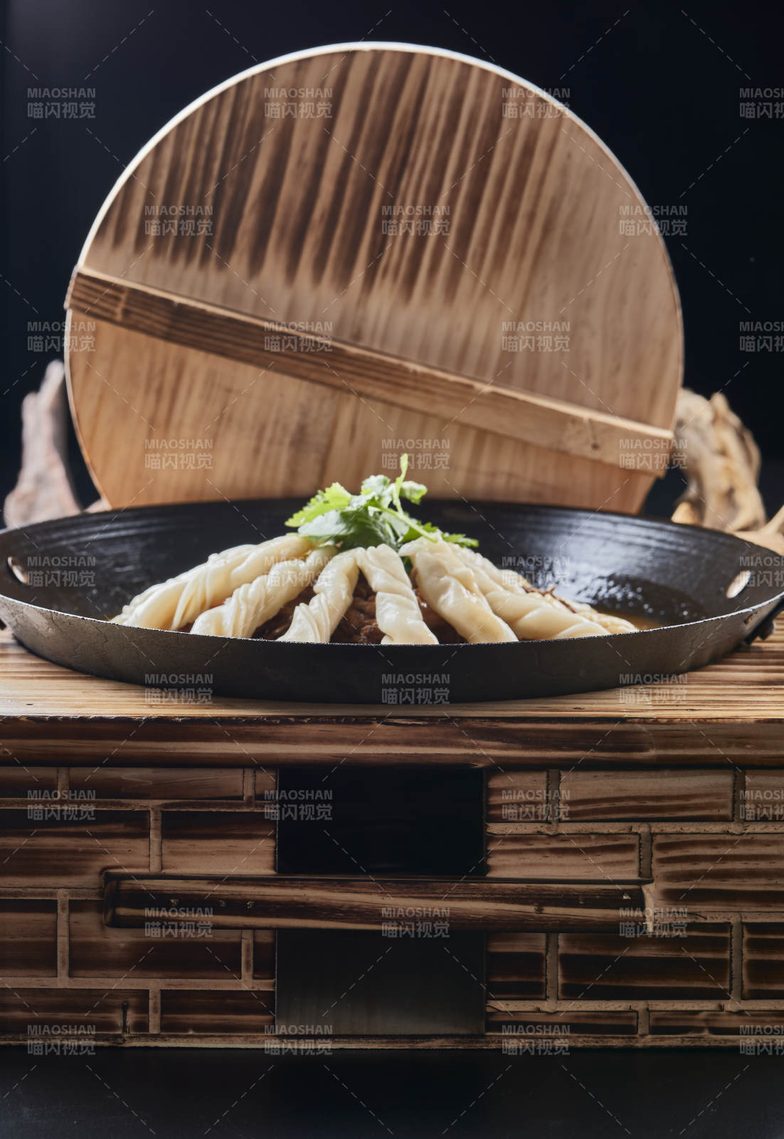 精美餐具装的铁锅炖柴鸡块配面花卷棍儿图片