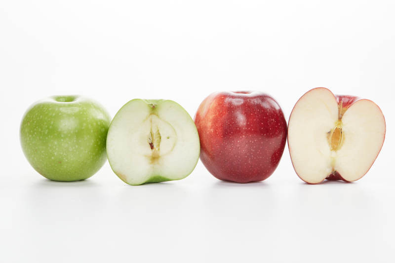 白色背景上摆放的新鲜苹果图片