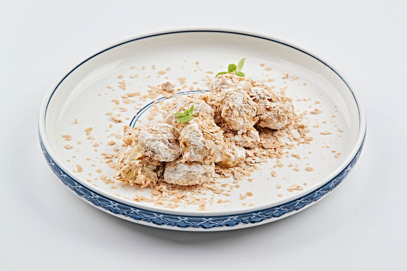 白色青花瓷盘装的香甜麦片炸茄盒图片