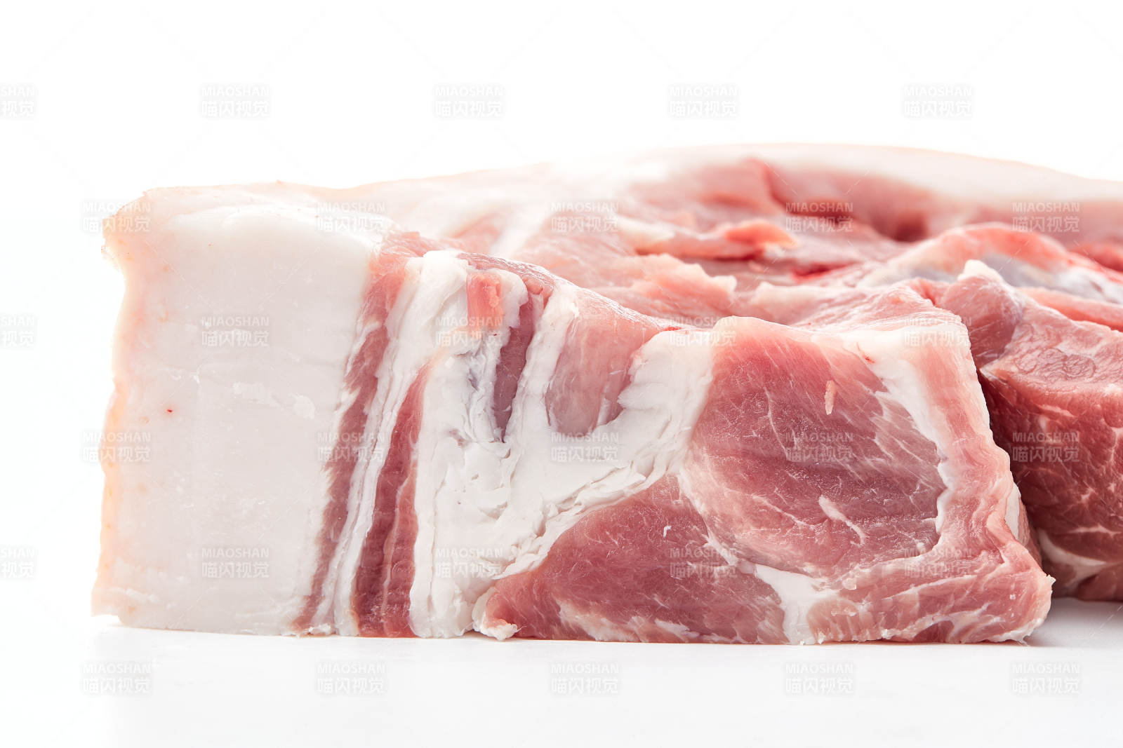 检疫合格的屠宰生鲜猪肉图片