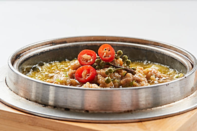 不锈钢餐具装的椒麻沸腾牛肉图片