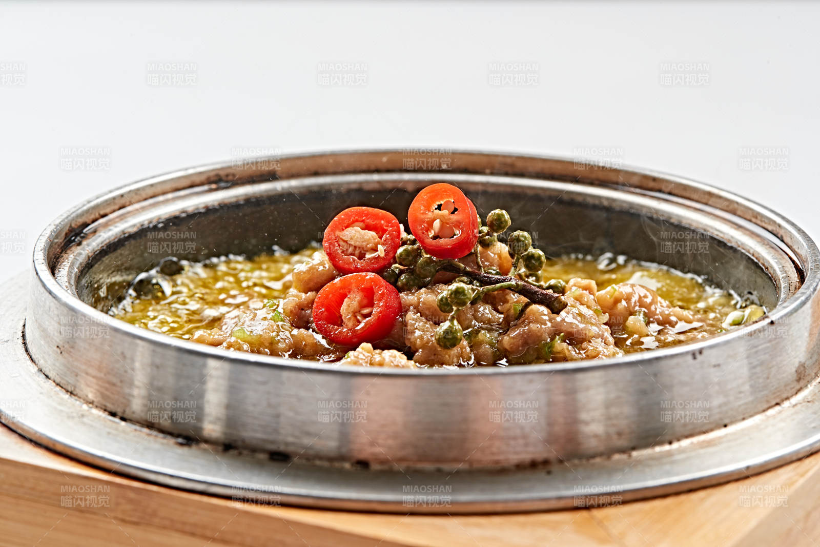 不锈钢餐具装的椒麻沸腾牛肉图片