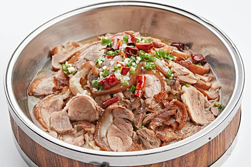 不锈钢餐具装的蒜香麻辣熏肘花图片