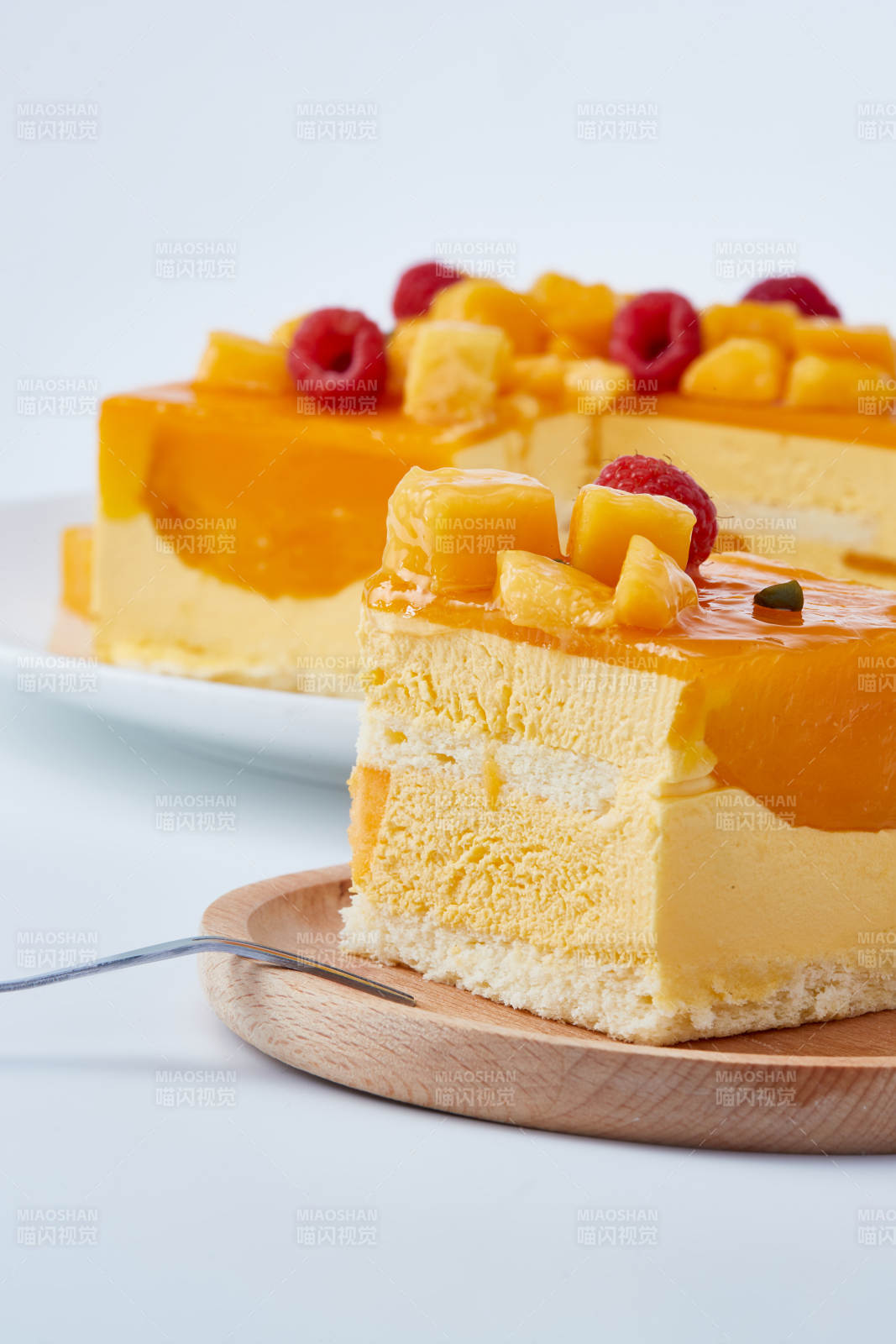 树莓芒果鲜奶慕斯蛋糕图片