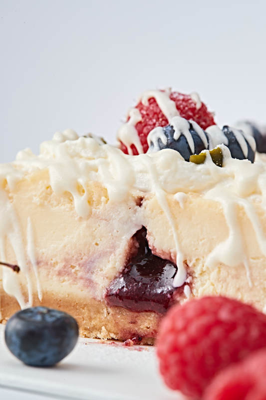 蓝莓树莓鲜奶慕斯蛋糕图片