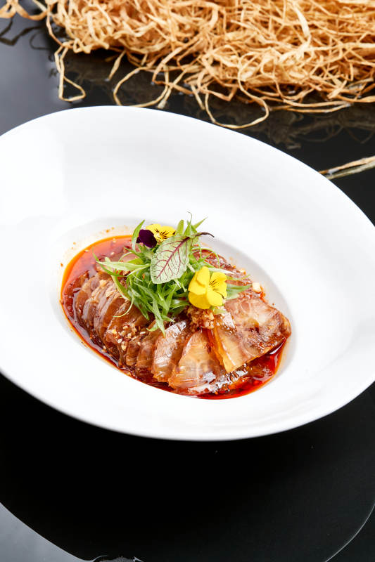 白色瓷盘装的红油牛腱图片