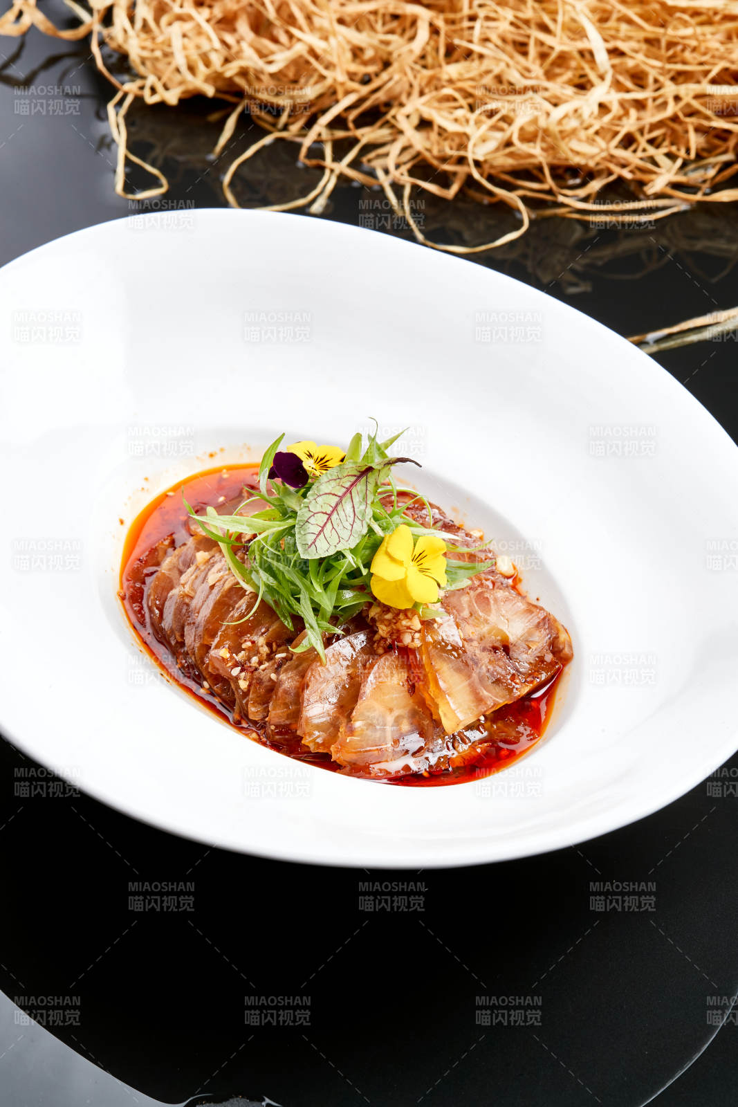 白色瓷盘装的红油牛腱图片