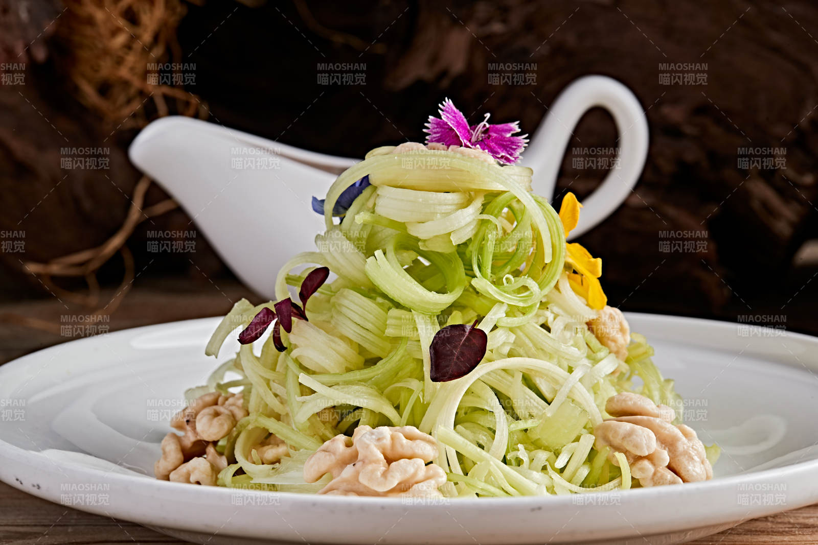 白色瓷盘装的浇汁桃仁西芹丝图片