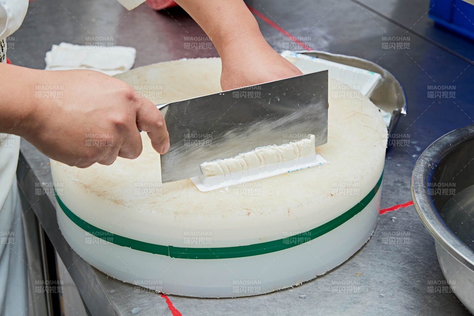 人与食物紧张忙碌的中餐厨房图片