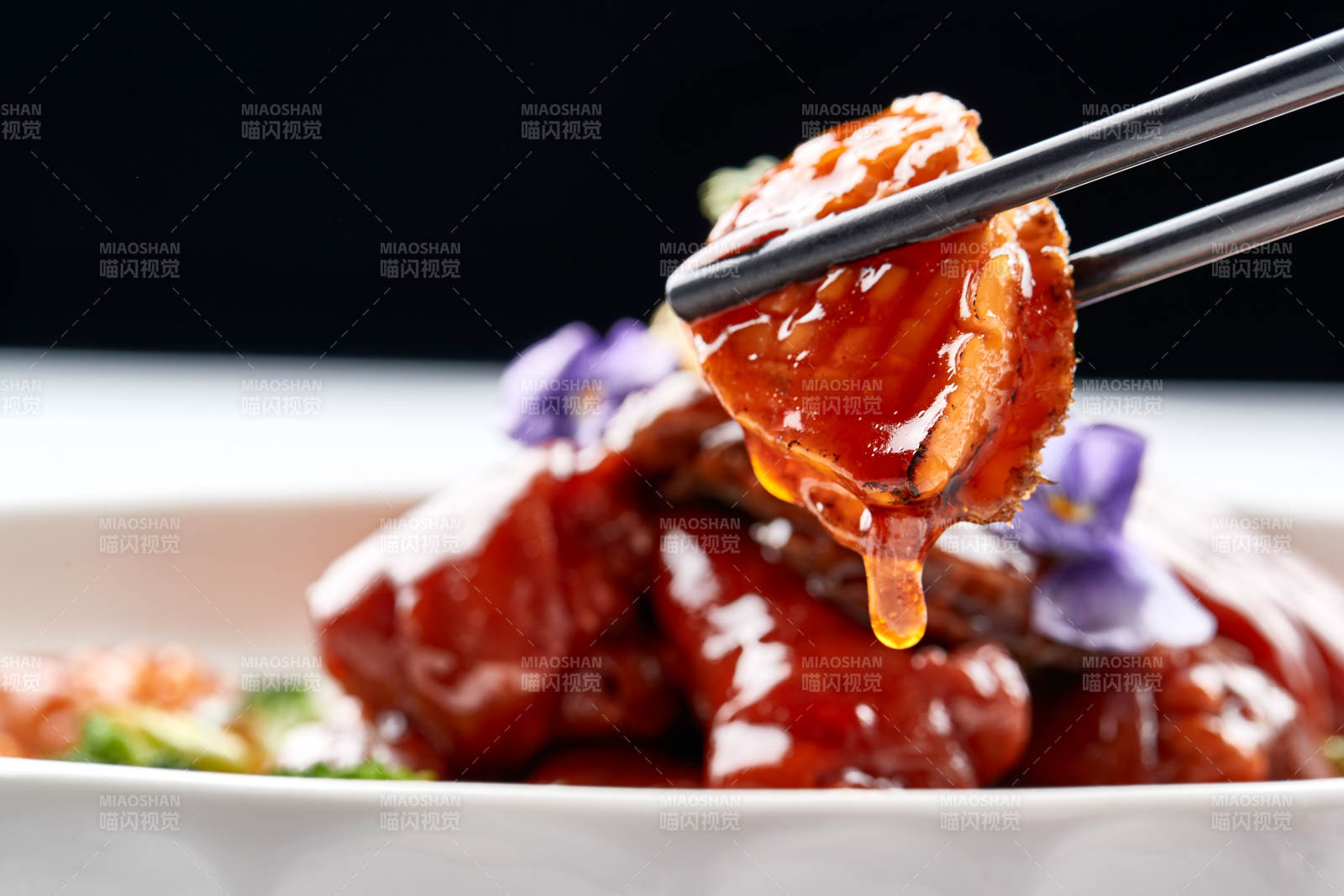 白色瓷盘装的酱烧猪肘鲜鲍鱼图片