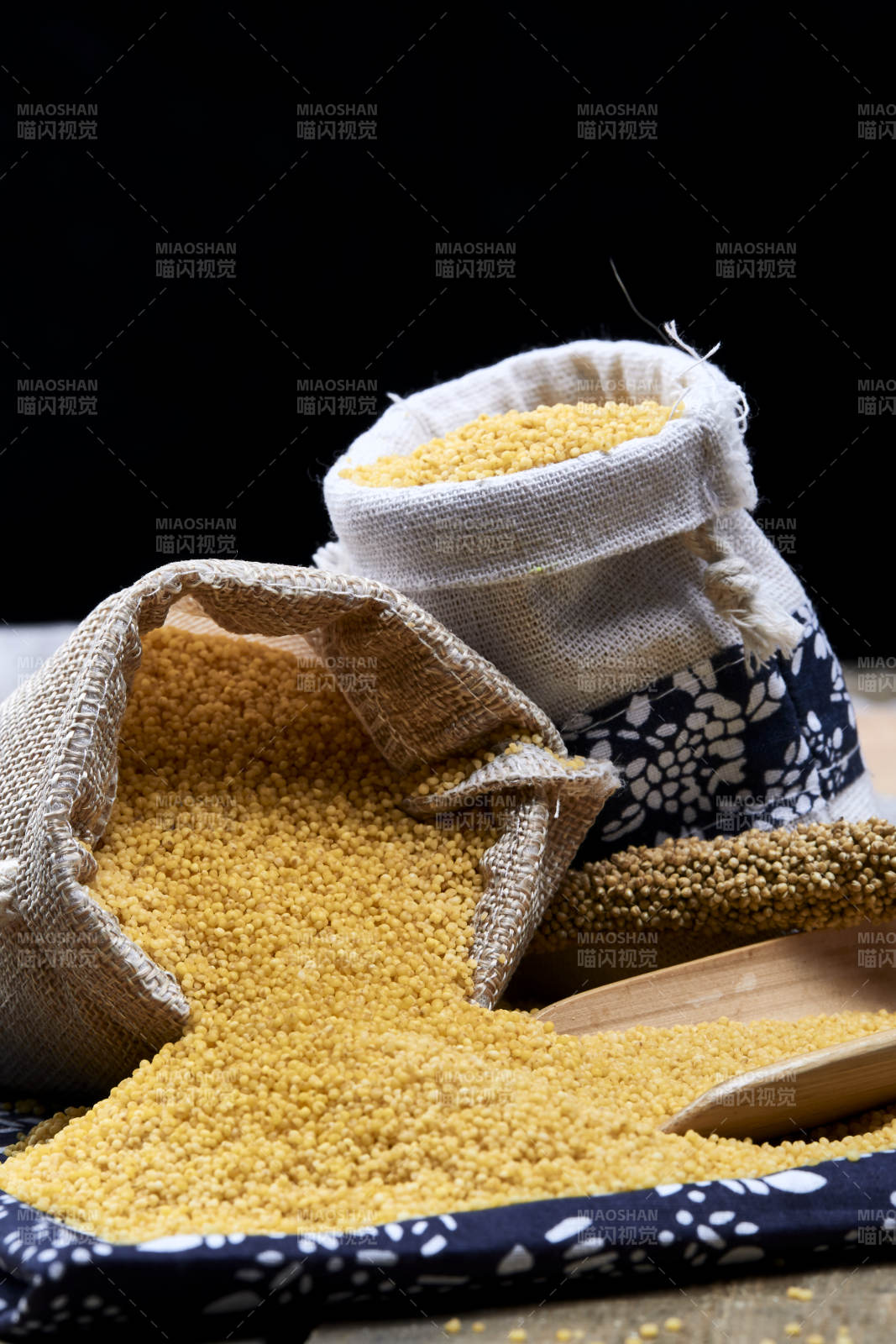 质量上乘的金黄小米粟米图片