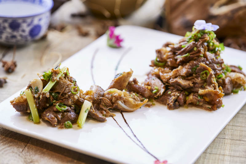 农家拆骨肉肘子图片