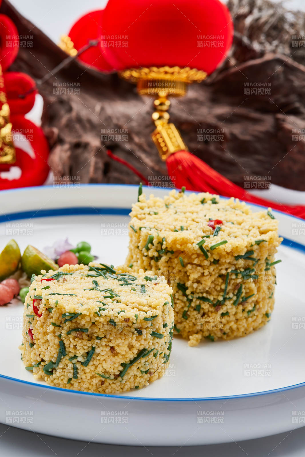 白色瓷盘装的的韭菜小米糕图片