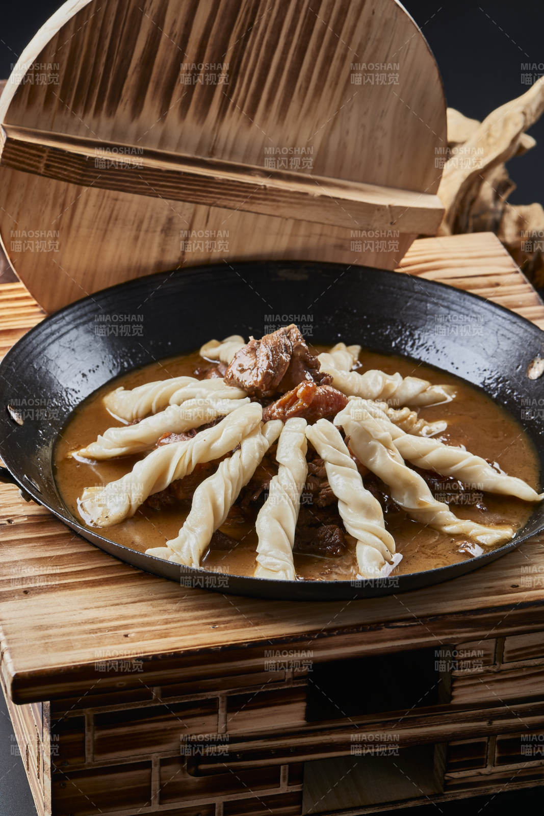 精美餐具装的铁锅炖柴鸡块配面花卷棍儿图片