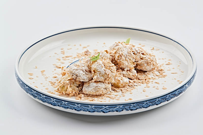 白色青花瓷盘装的香甜麦片炸茄盒图片