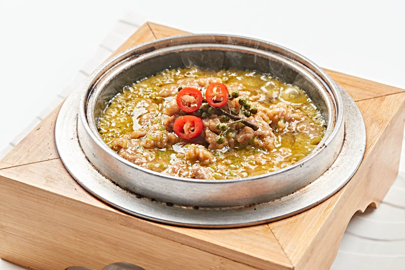 不锈钢餐具装的椒麻沸腾牛肉图片