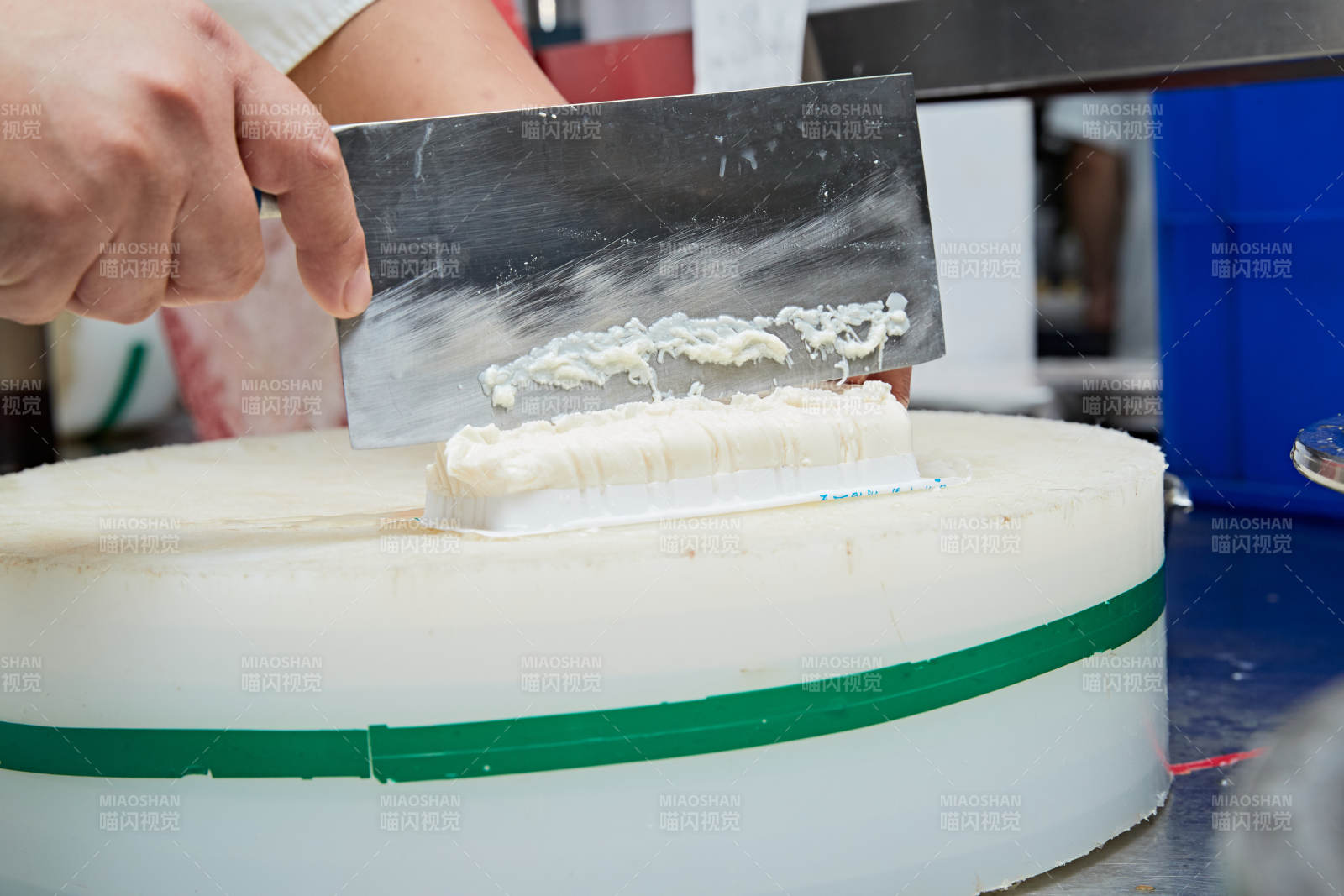 人与食物紧张忙碌的中餐厨房图片
