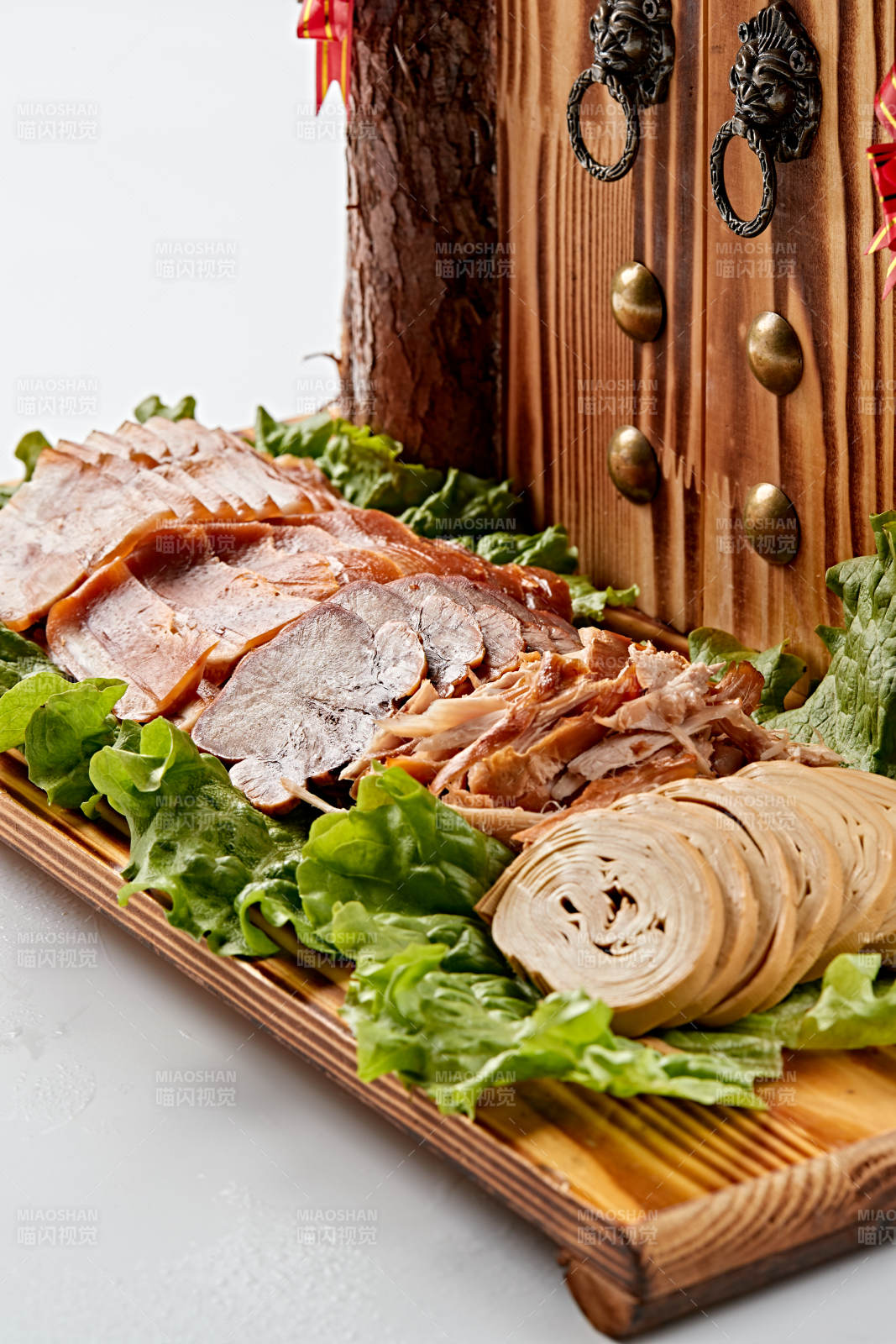 艺术餐具上摆放的传统熏酱拼盘图片