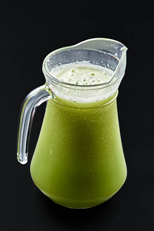 玻璃器皿装的鲜榨西芹汁图片