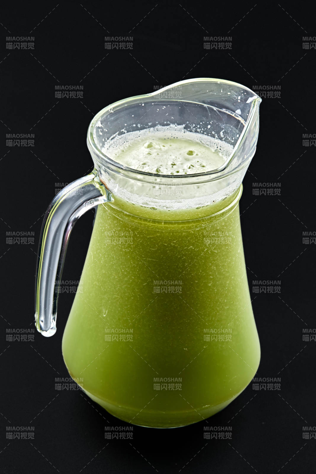 玻璃器皿装的鲜榨西芹汁图片