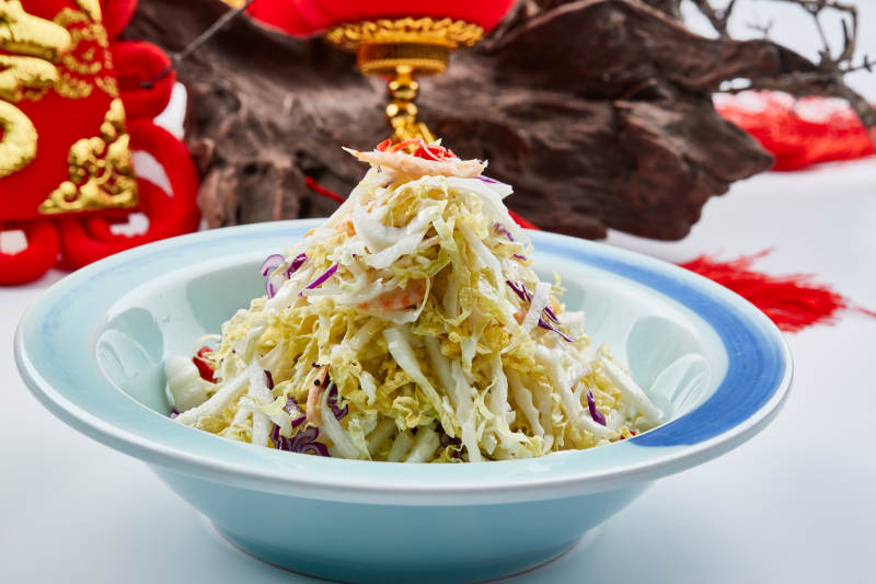 青色瓷餐具装的酸甜凉拌高丽菜图片