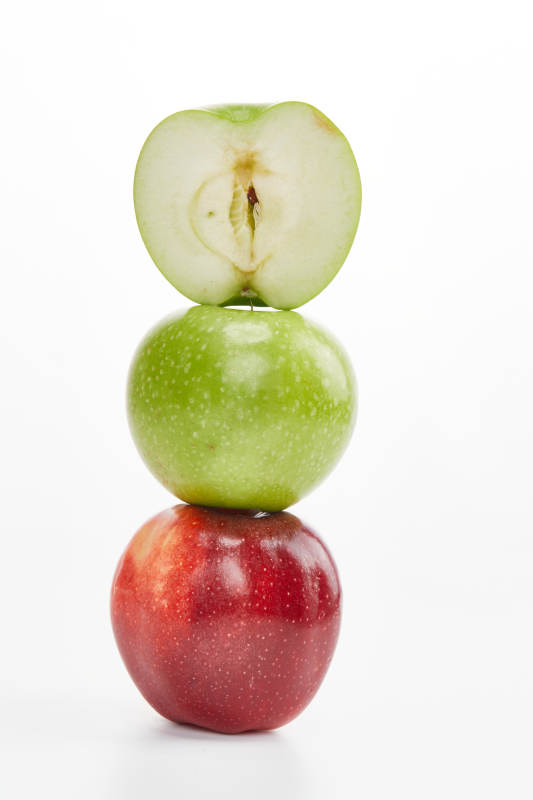 白色背景上摆放的新鲜苹果图片