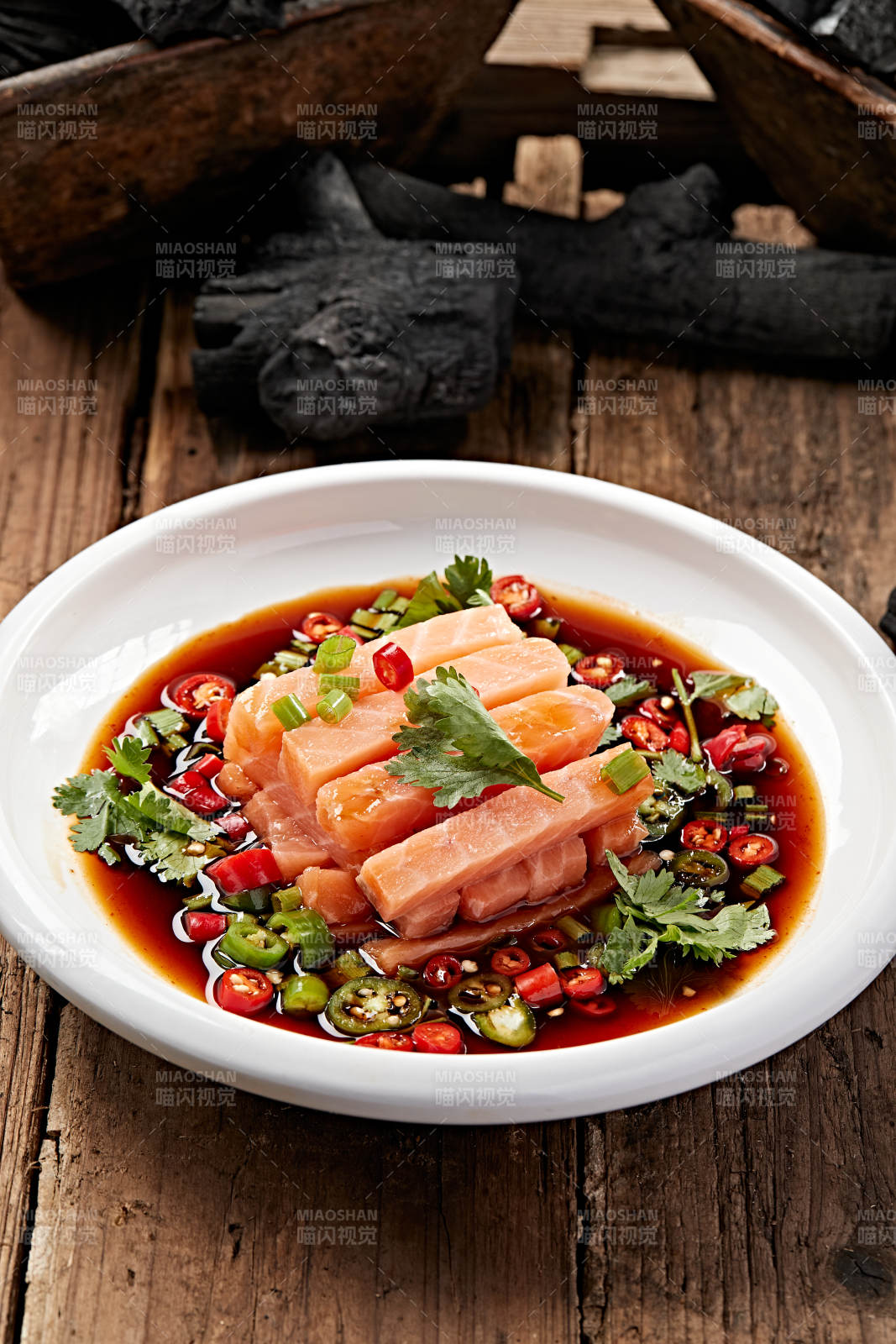 浇汁刺身三文鱼图片