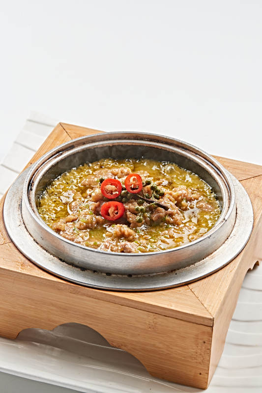 不锈钢餐具装的椒麻沸腾牛肉图片