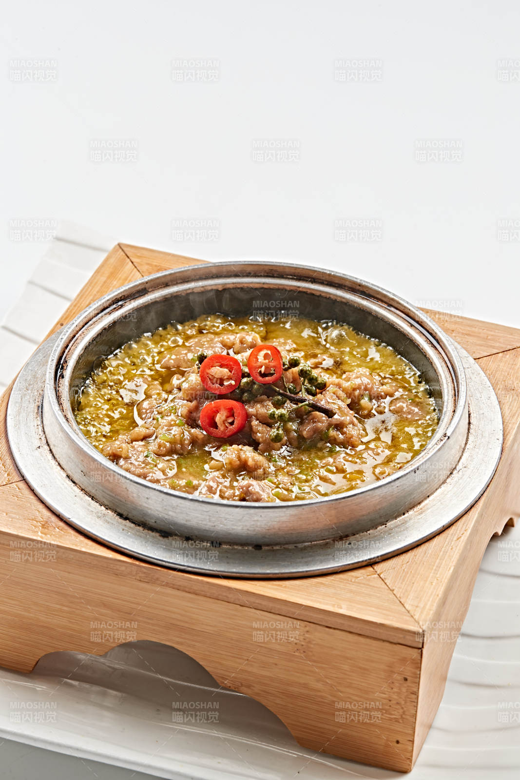 不锈钢餐具装的椒麻沸腾牛肉图片