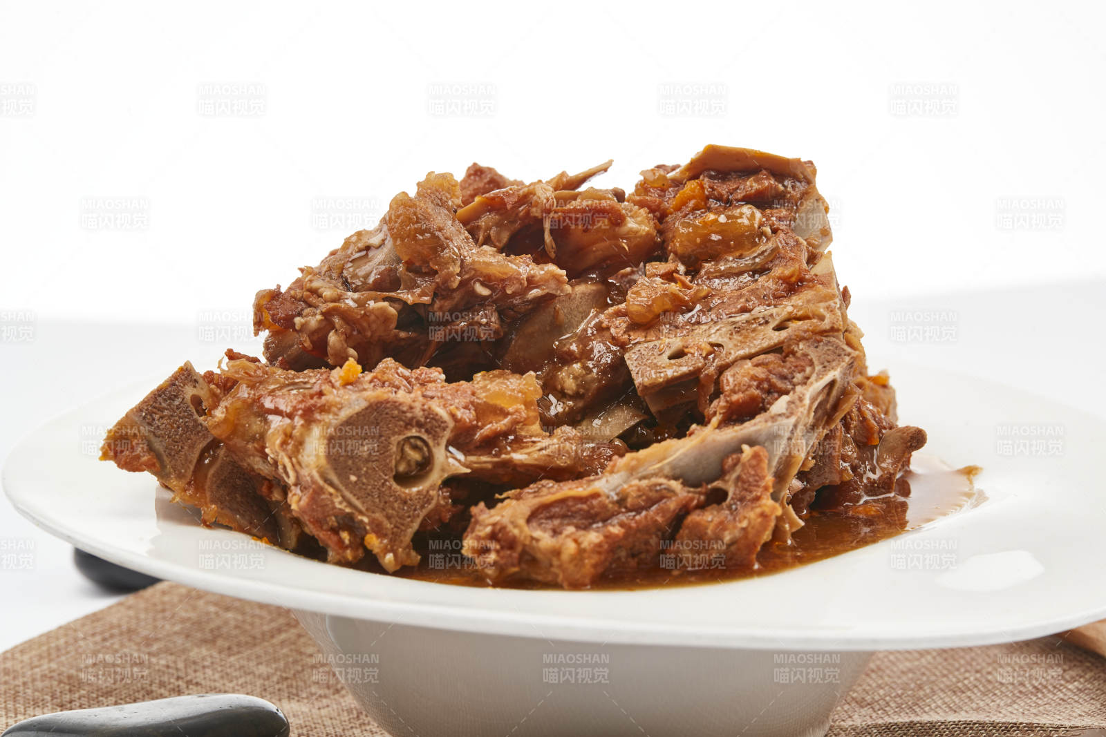 家常酱炖牛筋头巴脑图片