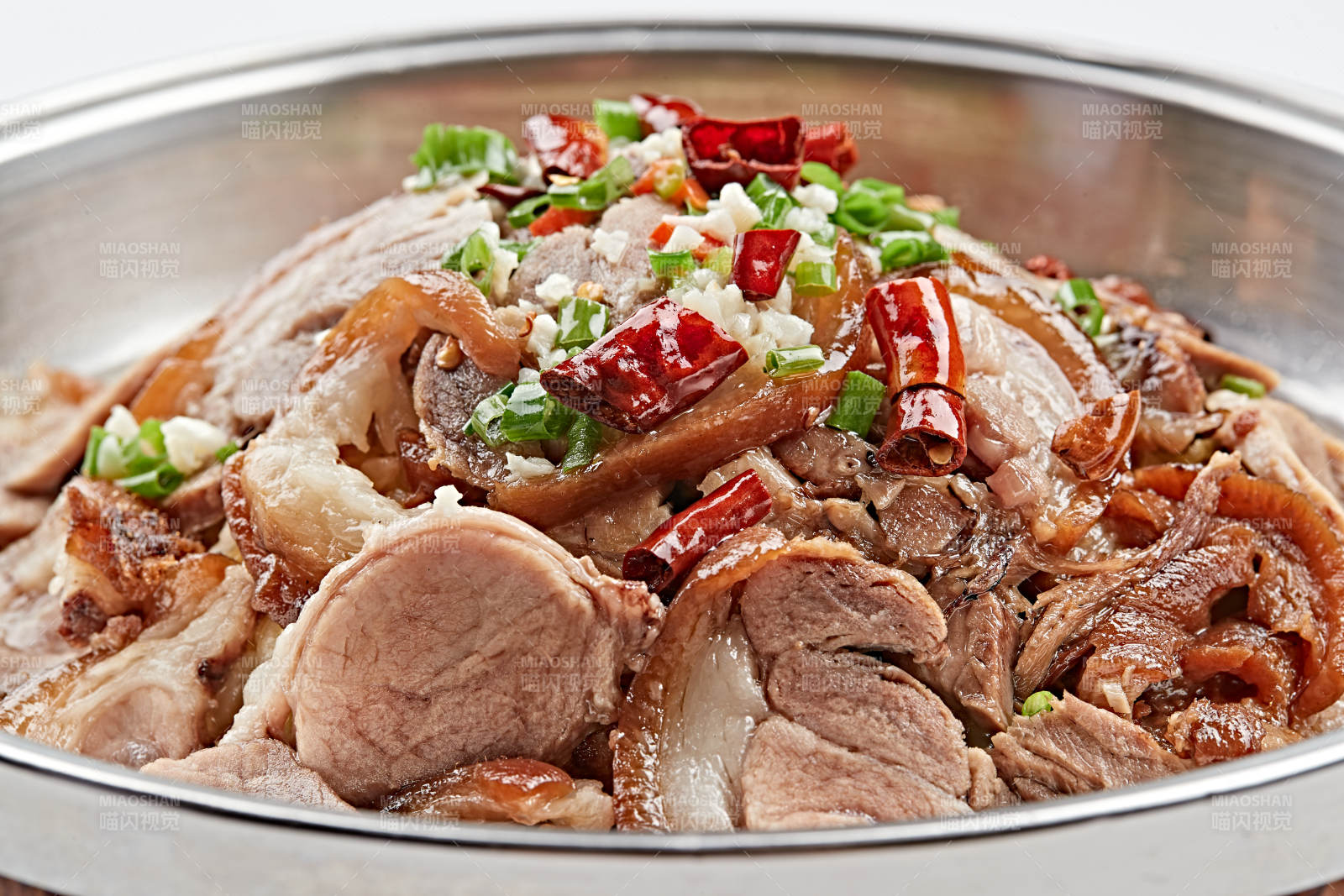 不锈钢餐具装的蒜香麻辣熏肘花图片