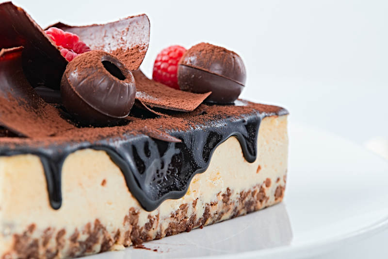 可可撒粉黑巧克力奶酪慕斯蛋糕图片