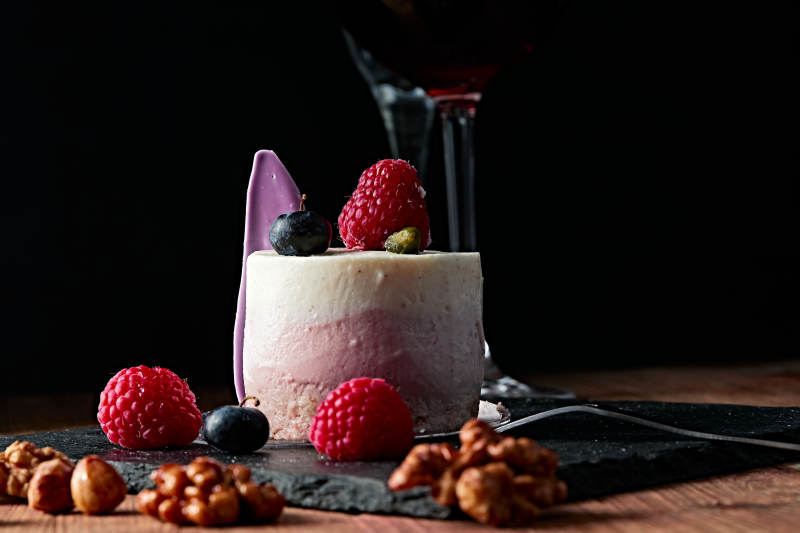 蓝莓草莓鲜奶慕斯香芋蛋糕图片