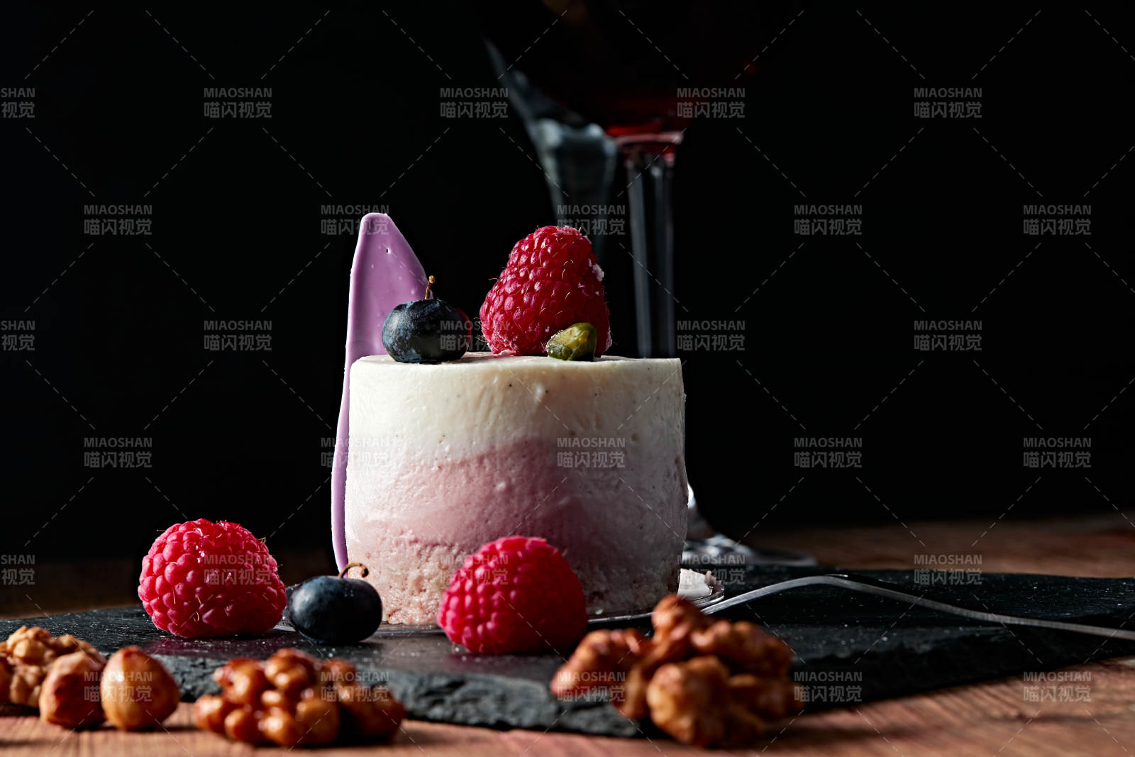 蓝莓草莓鲜奶慕斯香芋蛋糕图片