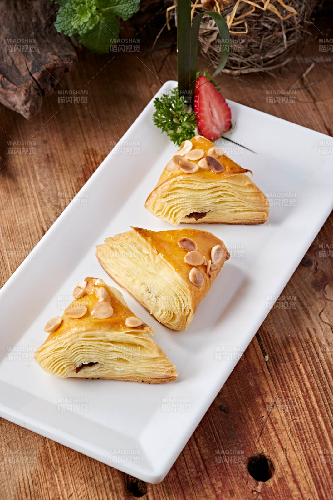 茶餐香烤杏仁千层酥并图片