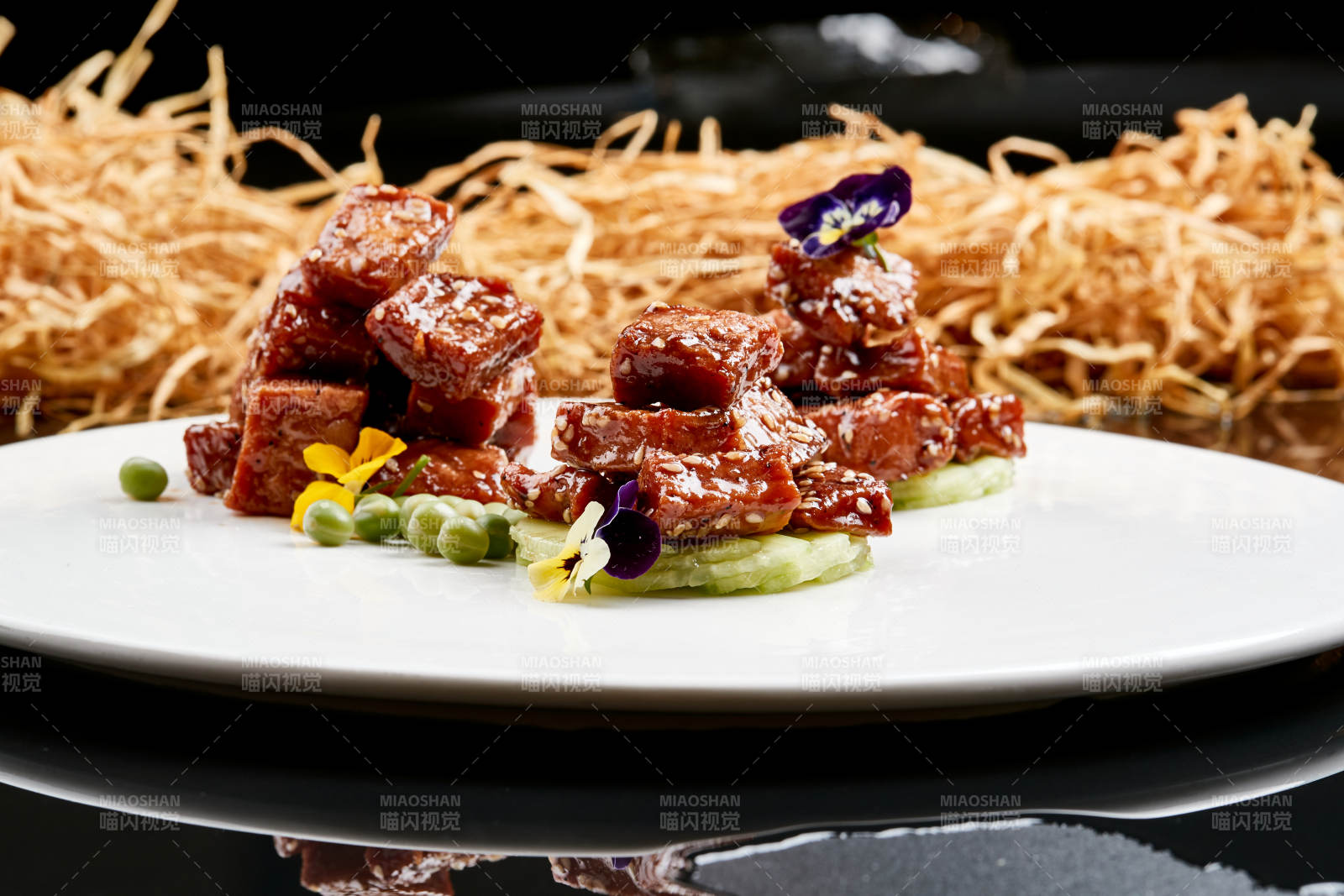 白色瓷盘装的酱腌杏鲍菇图片