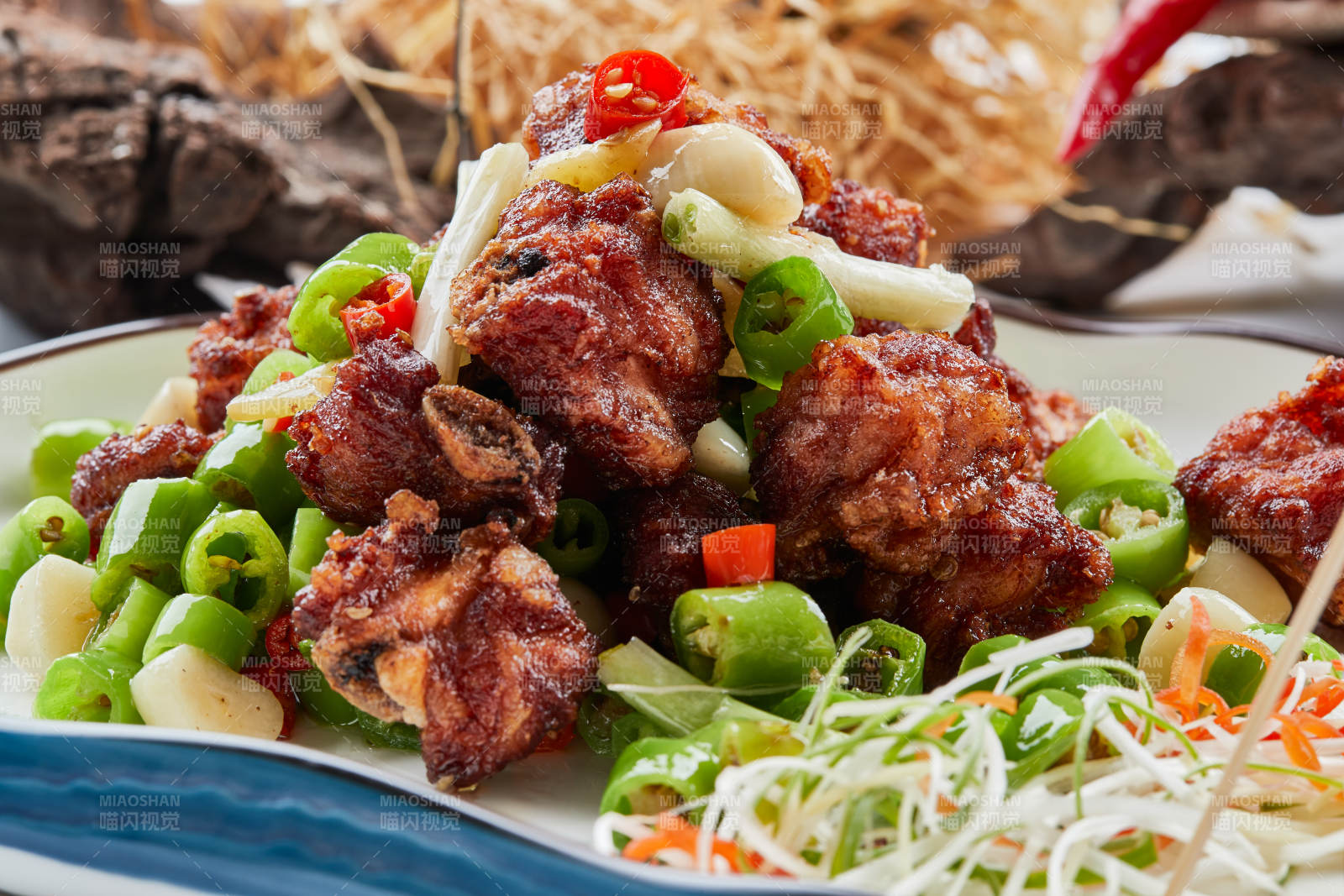 白色瓷盘装的的蒜香米椒烧鸡块图片