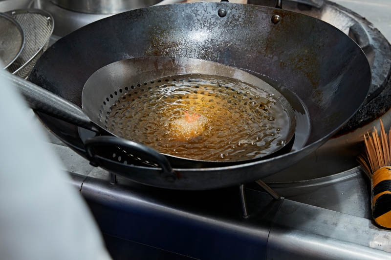 人与食物紧张忙碌的中餐厨房图片