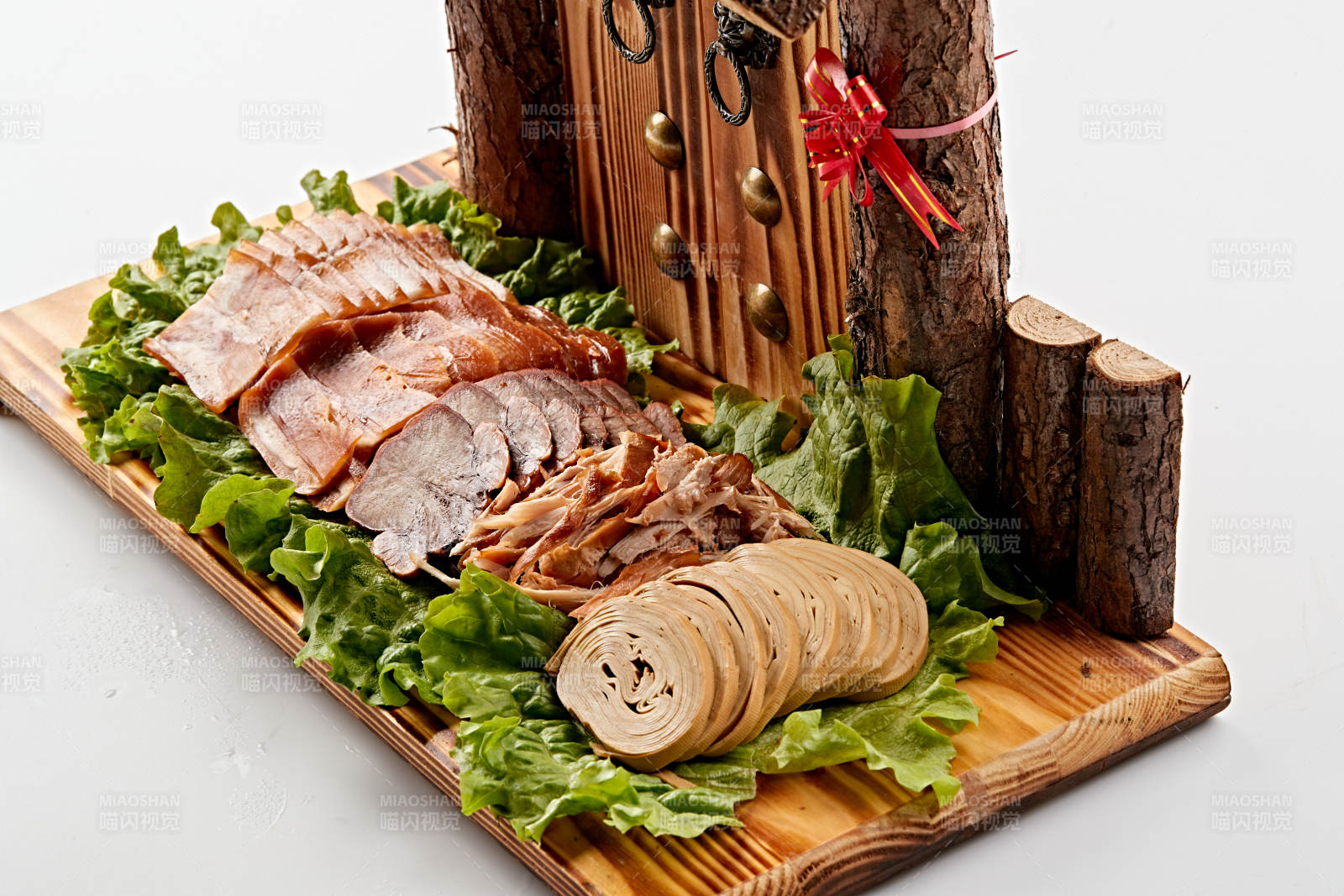 艺术餐具上摆放的传统熏酱拼盘图片