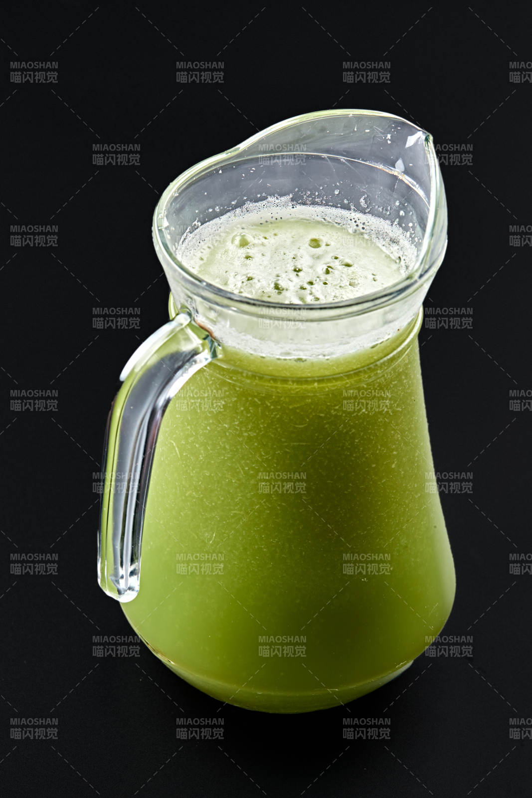 玻璃器皿装的鲜榨西芹汁图片