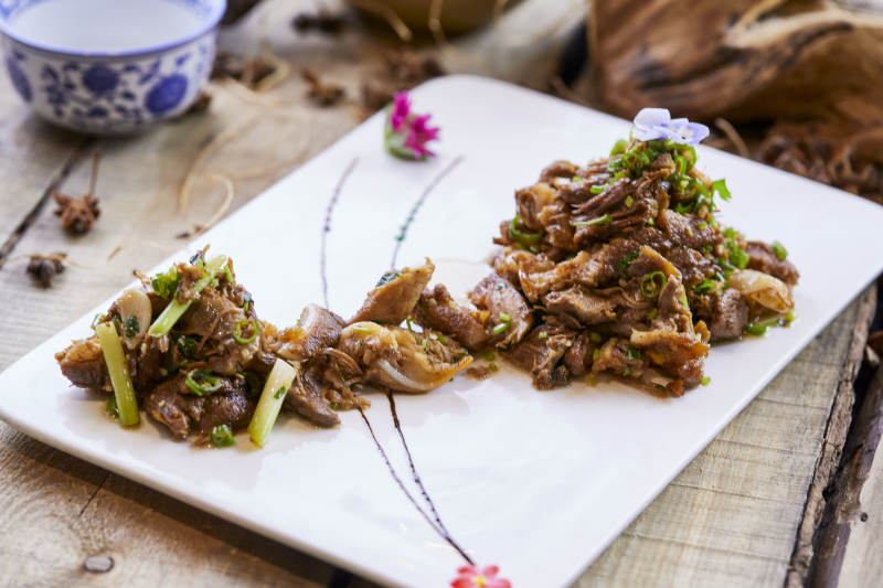 农家拆骨肉肘子图片