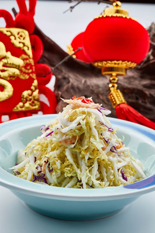 青色瓷餐具装的酸甜凉拌高丽菜图片