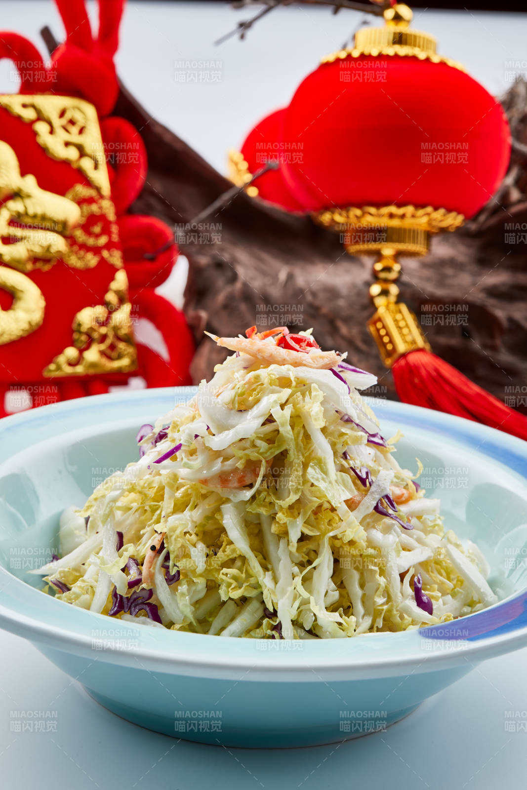青色瓷餐具装的酸甜凉拌高丽菜图片